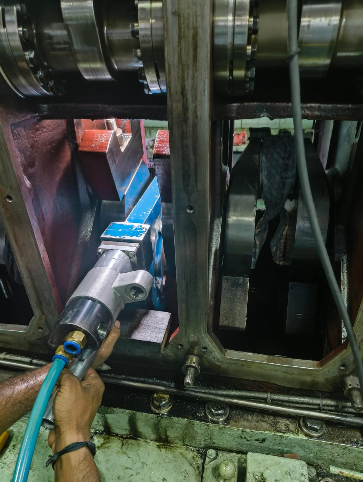 Onsite Crankshaft Grinding and Polishing Under Process